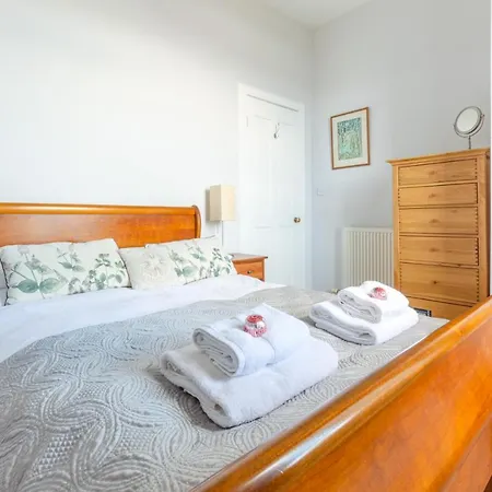 Beautiful City Center 1 Bed Apartment With Park View Edinburgh Exterior photo