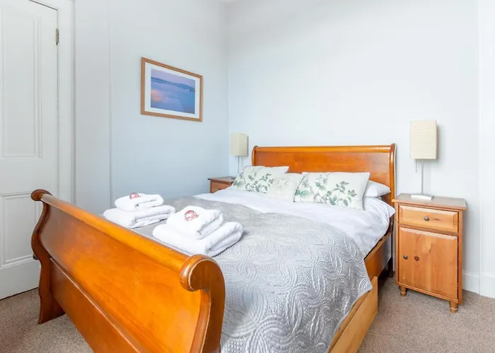 Beautiful City Center 1 Bed Apartment With Park View