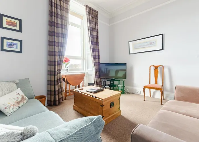 Beautiful City Center 1 Bed Apartment With Park View